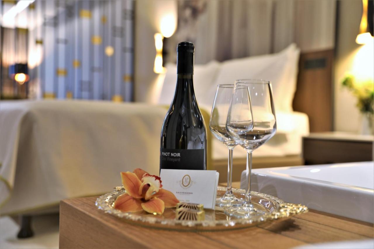 Limak Skopje Luxury Hotel Exterior foto A bottle of wine and a glass