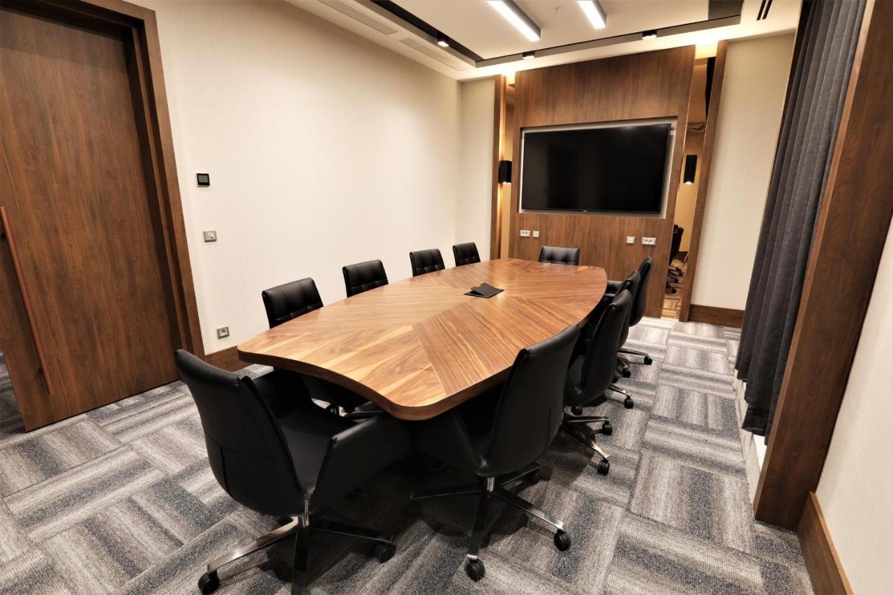 Limak Skopje Luxury Hotel Exterior foto A meeting room at the London office